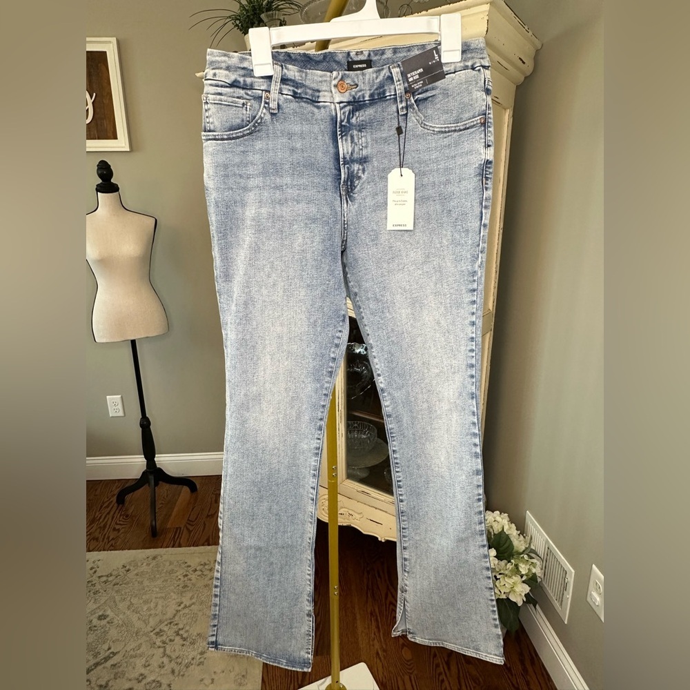 SOLD NWT Express Mid Rise Light Wash FlexX Skyscraper Jeans (Size L Reg) - Picture 1 of 11